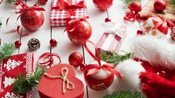 Galhos de coníferas e bugigangas perto de presentes de Natal — Vídeo de Stock