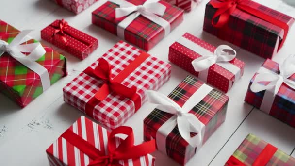 Sidovy över inslagna julklappar som lagts på träbordet — Stockvideo