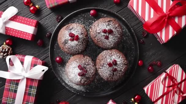 Chocolate de Natal deliciosos muffins servidos em placa de cerâmica preta — Vídeo de Stock