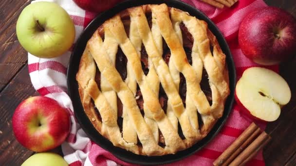 Torta de maçã de pastelaria caseira com produtos de padaria na mesa de cozinha de madeira escura — Vídeo de Stock