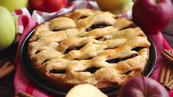 Házi készítésű almás pite péksüteményekkel a sötét fa konyhaasztalon — Stock videók