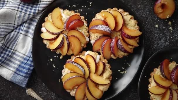Вкусные домашние мини-пироги со свежими нарезанными сливовыми фруктами — стоковое видео