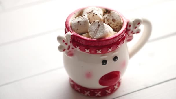 Ízletes házi készítésű karácsonyi forró csokoládé vagy kakaó lápos láppal — Stock videók