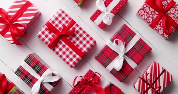 Vista laterale dei regali di Natale avvolti posati sulla tavola di legno — Video Stock