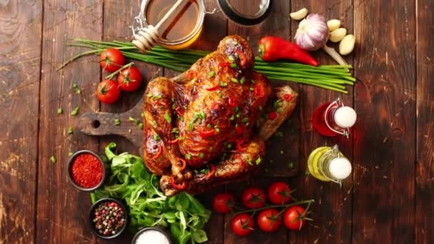 Rostad hel kyckling eller kalkon serverad med chilipeppar och gräslök — Stockvideo