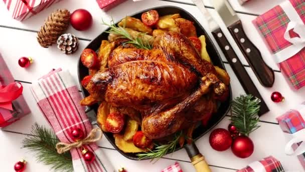 Pollo entero asado o pavo servido en sartén de hierro con decoración navideña — Vídeo de stock