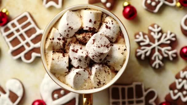 Egy csésze forró csoki és karácsony alakú mézeskalács süti. — Stock videók