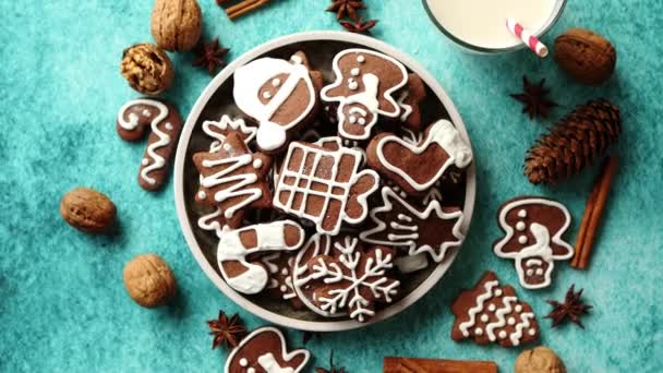 Dulce composición navideña. Surtido de galletas de jengibre en un plato — Vídeos de Stock