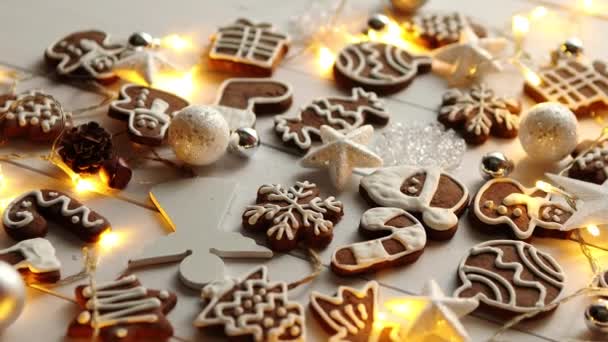 Composition de bonbons de Noël. Biscuits au pain d'épice avec décorations de Noël — Video