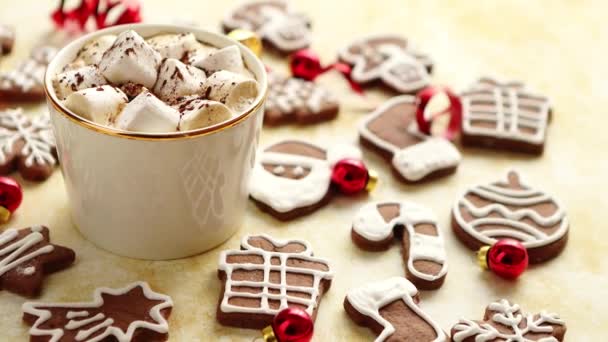 Cup of hot chocolate and Christmas shaped gingerbread cookies — Stock Video