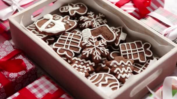 Delicious fresh Christmas decorated gingerbread cookies placed in wooden crate — Stock Video