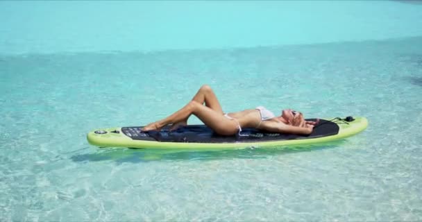 Relaxed woman on paddle board enjoying summer holidays — Stock Video