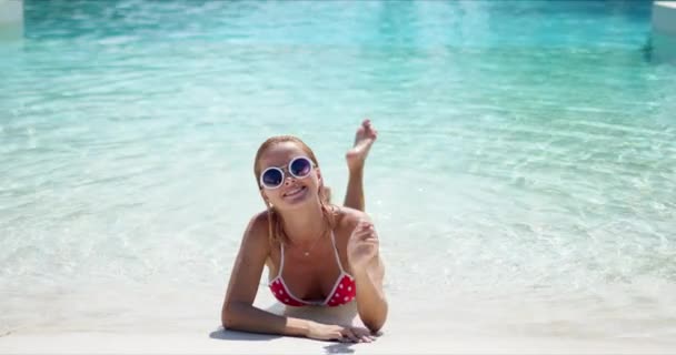 Mujer despreocupada descansando en la piscina en el día de verano — Vídeos de Stock