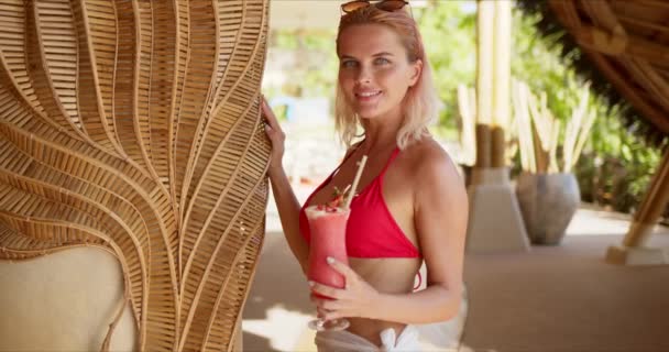 Mulher com coquetel de frutas descansando no resort — Vídeo de Stock