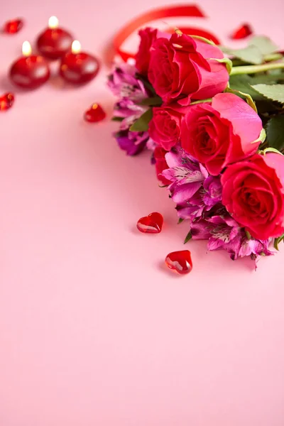 Μικτή λουλούδια μπουκέτο με τριαντάφυλλα, κεριά και καρδιά σχήμα ακρυλικά διακοσμητικά — Φωτογραφία Αρχείου