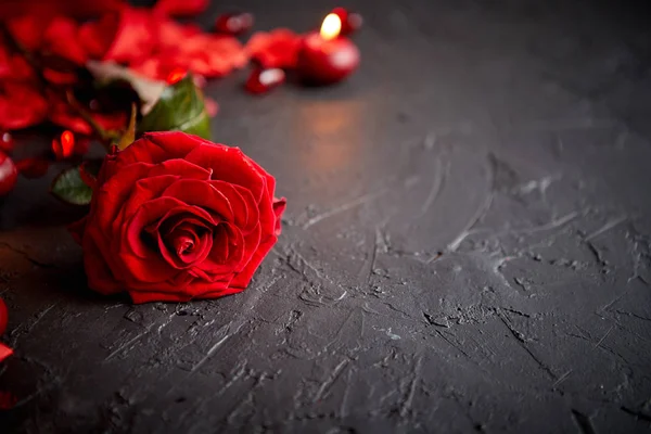 Красная роза, лепестки, свечи, аксессуары для свиданий, коробочные подарки, сердца, блёстки — стоковое фото