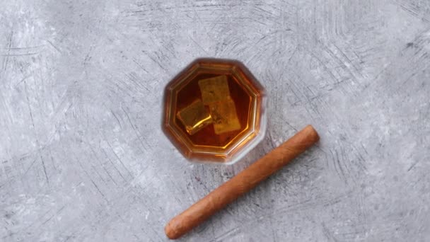 Whisky of cognac in een glas met Cubaanse sigaar — Stockvideo