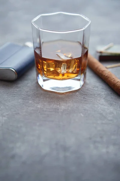 Vaso de whisky con hielo, cigarro cubano grande, cerillas y frasco de cadera — Foto de Stock