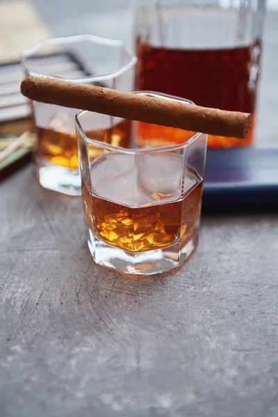 График виски или бренди, бокалы и коробка кубинских сигар — стоковое фото