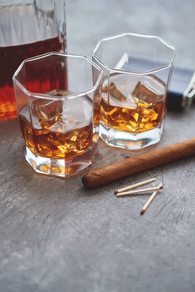 Dos vasos de whisky viejo con cigarro cubano y jarra — Foto de Stock