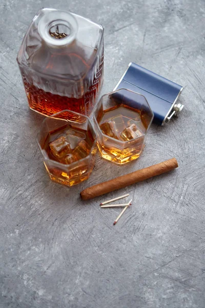 Dos vasos de whisky viejo con cigarro cubano y jarra — Foto de Stock