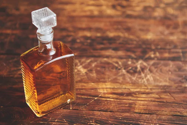 Butelkę whisky na drewnianym stole — Zdjęcie stockowe