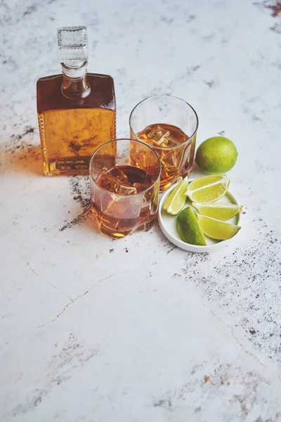 Whiskey kwaśny napój z cytryną w szkle na kamiennym rustykalnym tle — Zdjęcie stockowe