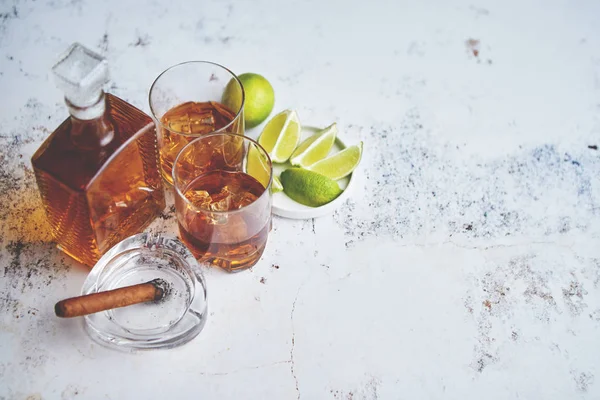 Whiskey kwaśny napój z cytryną w szkle na kamiennym rustykalnym tle — Zdjęcie stockowe