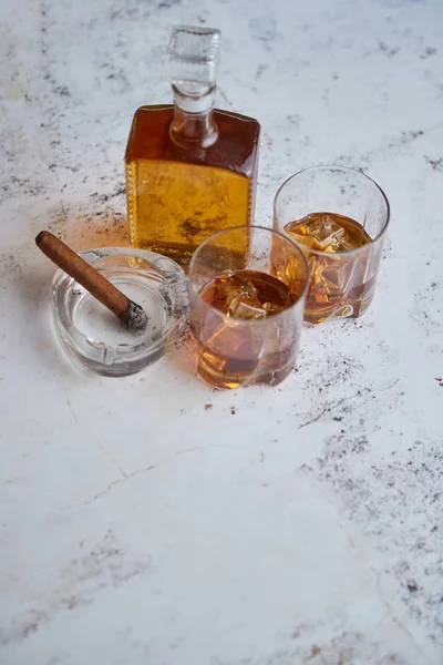 Botella y vasos de brandy o wiskey y buen cigarro cubano grande — Foto de Stock
