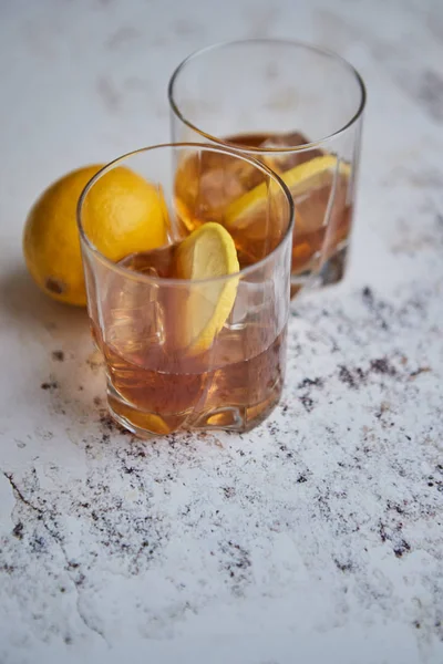 Ουίσκι ξινό ποτό με λεμόνι σε ποτήρι σε πετρόκτιστο ρουστίκ φόντο — Φωτογραφία Αρχείου