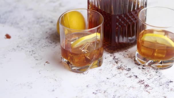 Whisky sura dryck med citron i glas på sten rustik bakgrund — Stockvideo