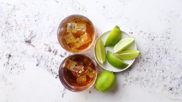 Whiskey bevanda acida con limone in vetro su sfondo pietra rustica — Video Stock