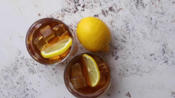 Whiskey bevanda acida con limone in vetro su sfondo pietra rustica — Video Stock