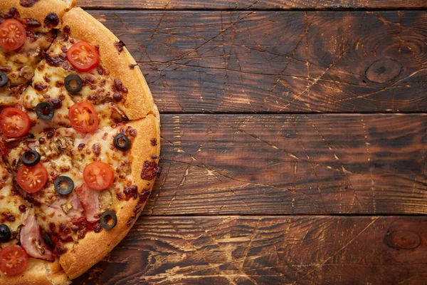 Pizza al peperoncino con mozzarella, sugo di pomodoro e salame — Foto Stock