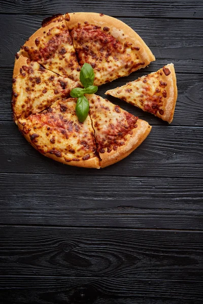 Skivad pizza Margarita med basilikablad — Stockfoto