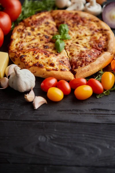 Pizza Italia lezat disajikan di atas meja kayu hitam — Stok Foto