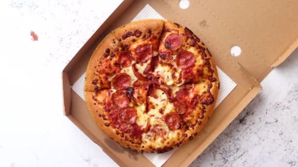 Вкусная пицца пепперони в коробке для доставки — стоковое видео