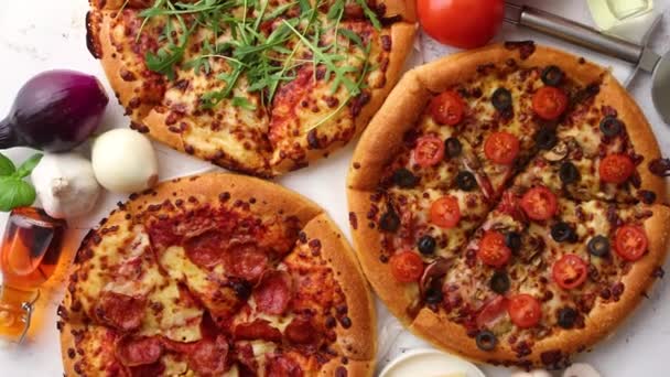 Tres pizzas de estilo americano servidas sobre una mesa — Vídeos de Stock