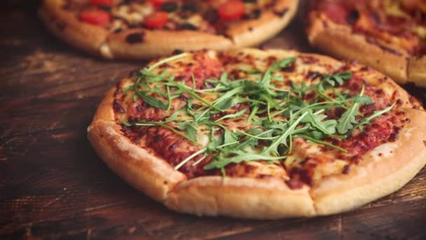 Толстые в американском стиле домашние пиццы с пушистым тестом — стоковое видео