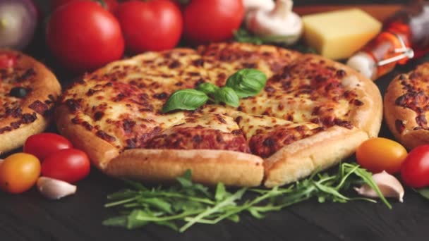 Delicioso estilo italiano o americano pizaas composición — Vídeo de stock