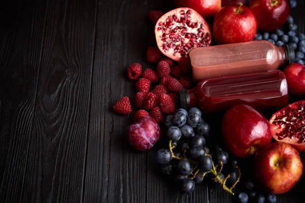 Mélange de fruits rouges et noirs frais. Avec jus frais en bouteille — Photo