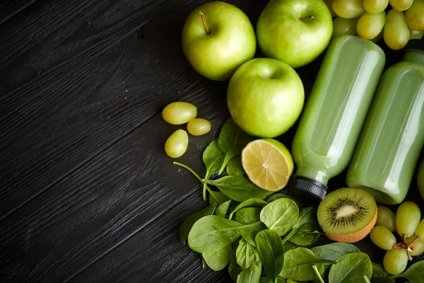 放在黑色木制桌子上的混合绿色水果和蔬菜 — 图库照片