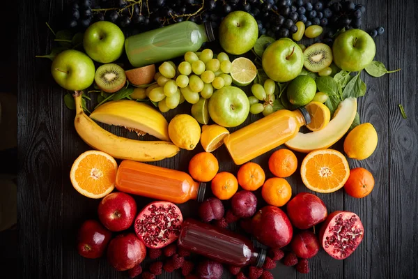 Diverse gezonde groenten en fruit gevormd in regenboog samenstelling — Stockfoto