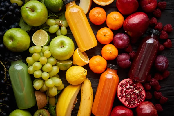 Concept d'alimentation saine. Divers fruits, légumes et jus mélangés formés dans l'arc-en-ciel — Photo