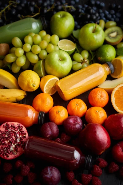Varias frutas y verduras saludables formadas en la composición del arco iris —  Fotos de Stock