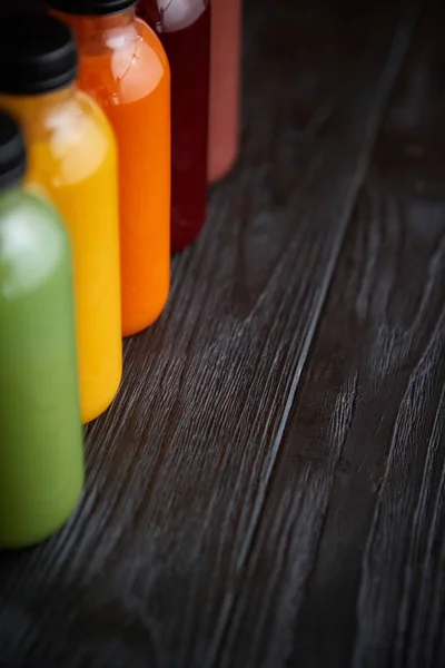 Красочные бутылки со свежими фруктами и овощным соком или смузи — стоковое фото