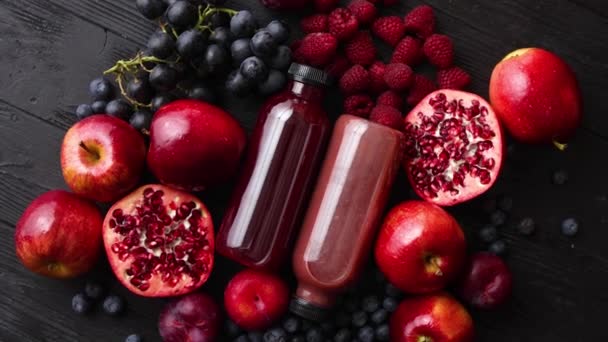 Mélange de fruits rouges et noirs frais. Avec jus frais en bouteille — Video