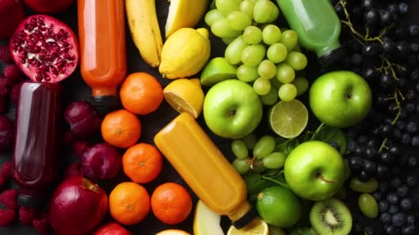 Diverse gezonde groenten en fruit gevormd in regenboog samenstelling — Stockvideo