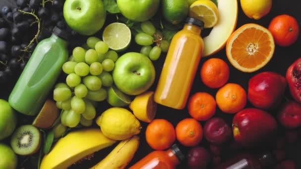 Різні здорові фрукти та овочі, сформовані в веселковому складі — стокове відео