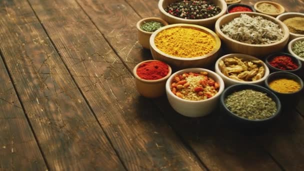 Arrangemang av kryddor i små skålar — Stockvideo